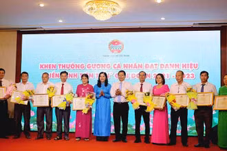 Lãnh đạo Hội Nông dân Thành phố Hồ Chí Minh biểu dương các cá nhân đạt danh hiệu “điển hình tiên tiến” giai đoạn 2021-2023.