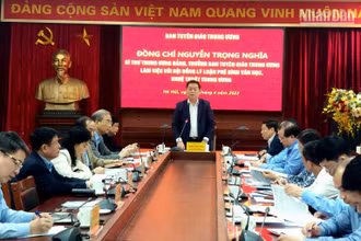 Đồng chí Nguyễn Trọng Nghĩa, Bí thư Trung ương Đảng, Trưởng Ban Tuyên giáo Trung ương phát biểu kết luận buổi làm việc.