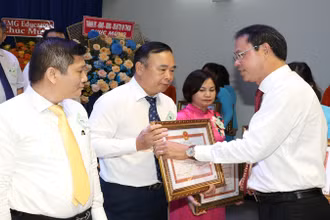 Tặng bằng khen cho các tập thể có thành tích xuất sắc trong năm học 2022-2023.