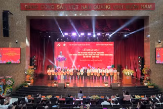 Lãnh đạo Học viện Chính trị quốc gia Hồ Chí Minh; lãnh đạo Thành ủy Thành phố Hồ Chí Minh trao cờ lưu niệm cho các trường chính trị tham gia hội thi.