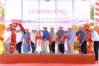 Các đại biểu thực hiện thức khởi công 