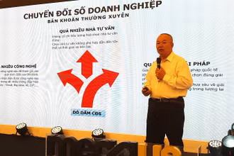 Ông Phí Anh Tuấn, Trưởng ban Chuyển đổi số mảng doanh nghiệp, Trung tâm Hỗ trợ và tư vấn chuyển đổi số Thành phố Hồ Chí Minh phát biểu tại hội thảo.
