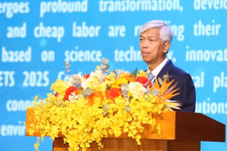 Phó Chủ tịch Ủy ban nhân dân Thành phố Hồ Chí Minh Võ Văn Hoan phát biểu tại Hội nghị. (Ảnh: NGÔ TÙNG)