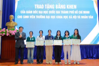 Sáu sinh viên được Đại học Quốc gia Thành phố Hồ Chí Minh tặng Bằng khen. (Ảnh: Đại học Quốc gia Thành phố Hồ Chí Minh)