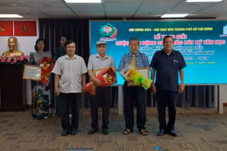 Ban tổ chức trao giải cuộc vận động sáng tác bút ký văn học chủ đề “Những câu chuyện hay về nông nghiệp, nông dân, nông thôn Thành phố Hồ Chí Minh”.