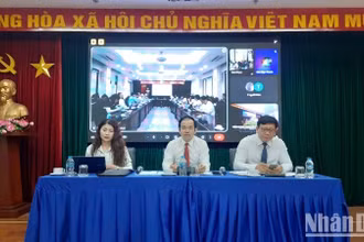Phó Giáo sư, Tiến sĩ Vũ Tuấn Hưng, Phó viện trưởng Phụ trách Viện Khoa học Xã hội vùng Nam Bộ (giữa) chủ trì tọa đàm.
