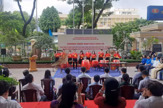 Chương trình văn nghệ đặc biệt chào mừng Quốc khánh do Câu lạc bộ Văn nghệ nhân văn thực hiện.