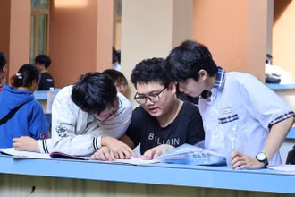 Thí sinh tranh thủ ôn bài trước khi vào phòng thi đánh giá năng lực đợt 2 năm 2024 do Đại học Quốc gia Thành phố Hồ Chí Minh tổ chức ngày 2/6.