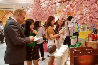 Khách hàng tham quan, mua sắm tại Tuần lễ Triển lãm sản phẩm ngành lương thực, thực phẩm năm 2023.
