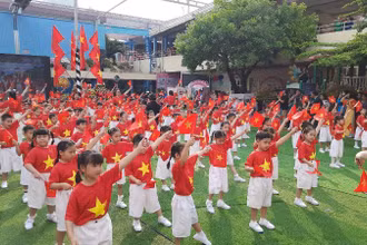 Các cháu học mầm non đồng diễn văn nghệ tại ngày hội.