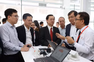 Các đại biểu thăm Trung tâm Điện tử và Vi mạch bán dẫn (ESC).