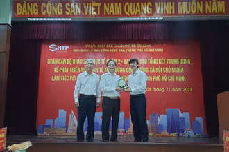 Đồng chí Trần Tuấn Anh (giữa) chụp ảnh lưu niệm cùng lãnh đạo Thành phố Hồ Chí Minh và Ban Quản lý Khu Công nghệ cao Thành phố.
