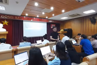 Các học viên của lớp bồi dưỡng nghe giảng viên giới thiệu những kỹ năng sử dụng AI, Chat GPT sản xuất tác phẩm báo chí.