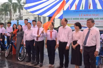 Phó Chủ tịch Ủy ban nhân dân Thành phố Hồ Chí Minh Dương Anh Đức phất cờ hiệu diễu hành nhân dịp Khai mạc Tuần lễ hưởng ứng học tập suốt đời năm 2023.
