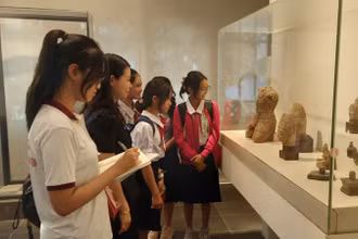 Học sinh Thành phố Hồ Chí Minh tham quan Bảo tàng Lịch sử Thành phố Hồ Chí Minh.