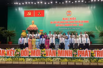 Các đại biểu chụp ảnh lưu niệm tại đại hội.