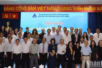 Các đại biểu chụp ảnh lưu niệm tại hội thảo