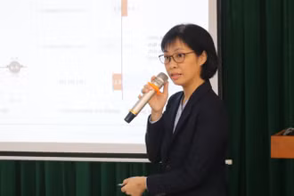 Diễn giả Nguyễn Cao Ngọc Dung phân tích các yếu tố ảnh hưởng đến kế hoạch bán lẻ.