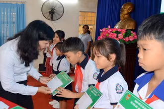 Lãnh đạo Hội Nông dân Thành phố Hồ Chí Minh trao học bổng cho con hội viên nông dân nghèo, cận nghèo.