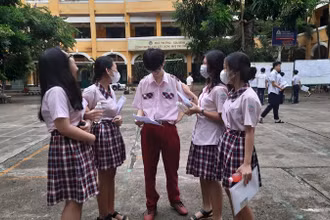 Các thí sinh tham gia kỳ thi tuyển sinh lớp 10 công lập năm học 2023-2024 tại Thành phố Hồ Chí Minh. 