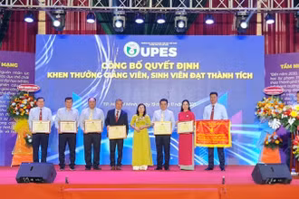 Các cá nhân, tập thể Trường đại học Sư phạm Thể dục thể thao Thành phố Hồ Chí Minh nhận Bằng khen và cờ thi đua của Bộ Giáo dục và Đào tạo.