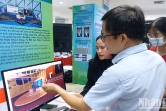 Các đại biểu tham quan những công nghệ và thiết bị trưng bày, giới thiệu tại Techmart 2023.