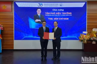 Phó Giáo sư, Tiến sĩ Trần Cao Vinh (bên phải) trao Quyết định Bổ nhiệm Thạc sĩ Văn Chí Nam làm Phó hiệu trưởng Trường đại học Khoa học tự nhiên.