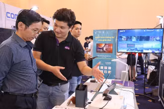 Các đại biểu tham quan các gian hàng trưng bày các giải pháp về công nghệ tại Tech4life 2023 tại Thành phố Hồ Chí Minh.