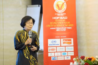 Bà Vũ Kim Hạnh, Chủ tịch Hội Doanh nghiệp hàng Việt Nam chất lượng cao phát biểu tại buổi họp báo.