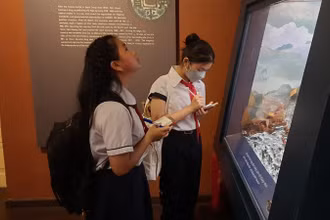 Học sinh Thành phố Hồ Chí Minh tham quan Bảo tàng Lịch sử Thành phố Hồ Chí Minh.