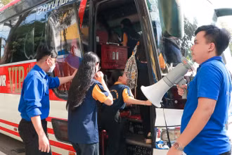 Các bạn sinh viên lên xe về quê đón Tết.