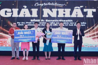 Ban Tổ chức trao Giải Nhất cho Dự án Phát triển website tầm soát bệnh tan máu bẩm sinh Thalassemia dựa trên nền tảng trí tuệ nhân tạo.