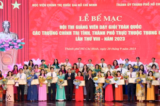 Các giảng viên đạt danh hiệu giảng viên xuất sắc nhận bằng khen và giấy chứng nhận của Học viện Chính trị quốc gia Hồ Chí Minh.