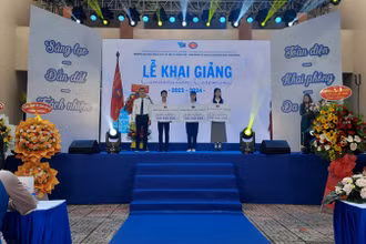 Trao học bổng từ Chương trình Khuyến học, khuyến tài cho ba tân thủ khoa tuyển sinh đại học chính quy năm học 2023-2024.