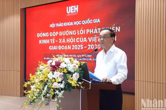 Giáo sư, Tiến sĩ Nguyễn Đông Phong, Chủ tịch Hội đồng Đại học Kinh tế Thành phố Hồ Chí Minh phát biểu tại hội thảo.