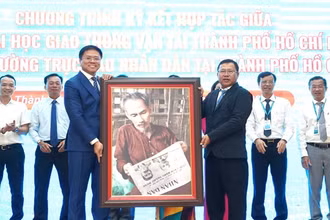 Cơ quan Thường trực Báo Nhân Dân tại Thành phố Hồ Chí Minh tặng Trường đại học Giao thông vận tải Thành phố Hồ Chí Minh bức tranh Bác Hồ đọc Báo Nhân Dân.