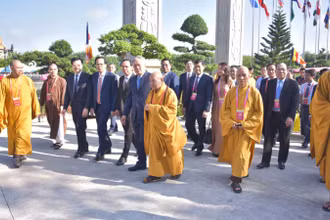 Các đồng chí lãnh đạo Đảng, Nhà nước và các đại biểu dự lễ bế mạc Đại lễ Phật đản Vesak Liên hợp quốc 2025.