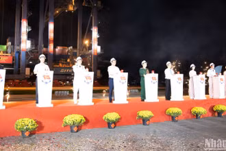 Lãnh đạo Bộ Quốc phòng, Thành phố Hồ Chí Minh,... nhấn nút lễ làm hàng đầu năm trong đêm giao thừa Xuân Ất Tỵ 2025.