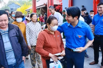 Lãnh đạo Trung ương đoàn tiễn người lao động về quê đón Tết năm 2024.