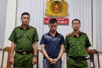 Đối tượng Lại Thái Phong tại cơ quan công an. (Ảnh: Công an cung cấp)