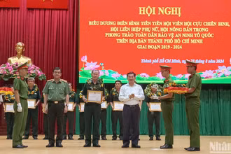 Lãnh đạo Ủy ban nhân dân và Công an Thành phố Hồ Chí Minh trao bằng khen biểu dương các cá nhân điển hình tiên tiến trong phong trào bảo vệ an ninh Tổ quốc.