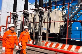 Công nhân kiểm tra trạm biến áp.