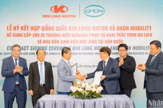 Đại diện Kim Long motor Huế (Việt Nam) và Công ty DAON Mobility (Hàn Quốc) ký kết hợp đồng.