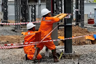 Tinh thần “làm ngày không đủ, tranh thủ làm đêm của cán bộ, công nhân viên ngành điện miền nam trên các công trình.