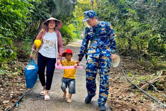 Mối tình quân dân luôn rất đỗi thiêng liêng, cao quý trên biển, đảo quê hương.
