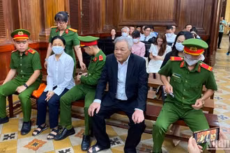 Bị cáo Trần Quí Thanh (áo đen) tại phiên tòa.