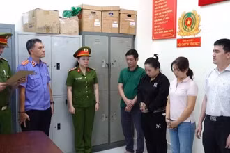 Các đối tượng cho vay nặng lãi tại cơ quan chức năng.