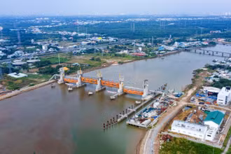 Một cống ngăn triều trong Dự án Giải quyết ngập do triều khu vực Thành phố Hồ Chí Minh.