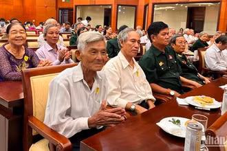 Các đại biểu là người có công tiêu biểu dự họp mặt.