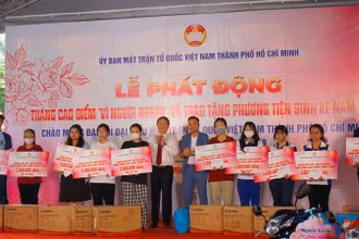 Trao tặng bảng tượng trưng và quà tặng cho sinh viên vượt khó học giỏi năm học 2023-2024.